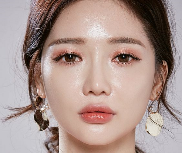 Trang điểm mắt theo phong cách Hàn Quốc